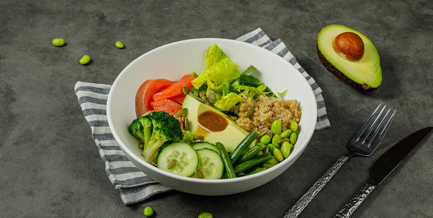 Милти: Зеленый салат со слабосоленой форелью