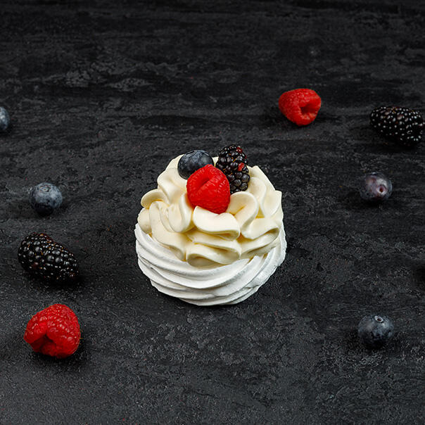 Милти: Десерт «Павлова» со свежими ягодами