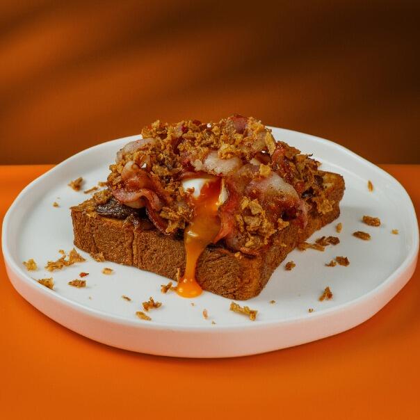 Милти: Бриошь с яйцом пашот, беконом и хрустящим луком