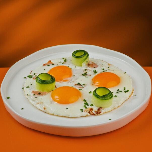 Милти: Глазунья из 3-х яиц с беконом