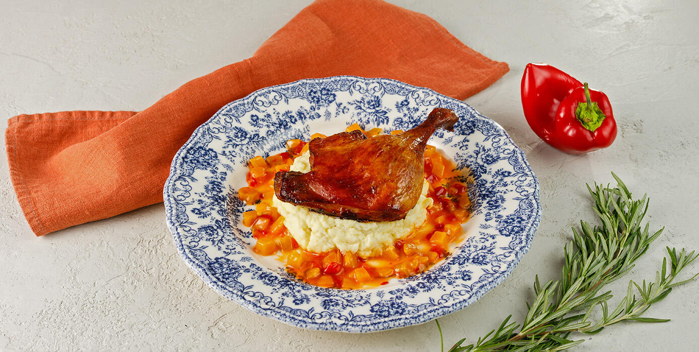 Милти: Утиная ножка конфи с персиковым чатни и пюре из корня сельдерея