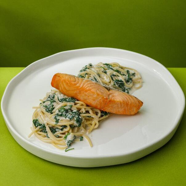 Милти: Спагетти в сливочно-шпинатном соусе со стейком из лосося