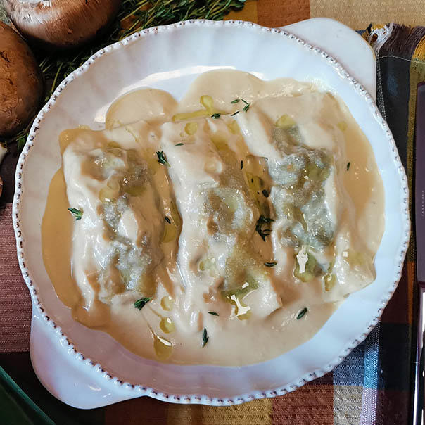 Милти: Равиоли с грибами и сырным соусом