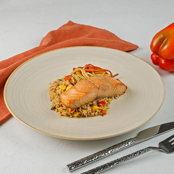 Милти: Филе лосося в соусе терияки с бурым рисом и овощами
