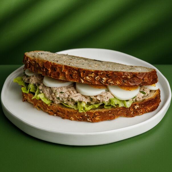 Милти: Сэндвич с тунцом на домашнем цельнозерновом хлебе