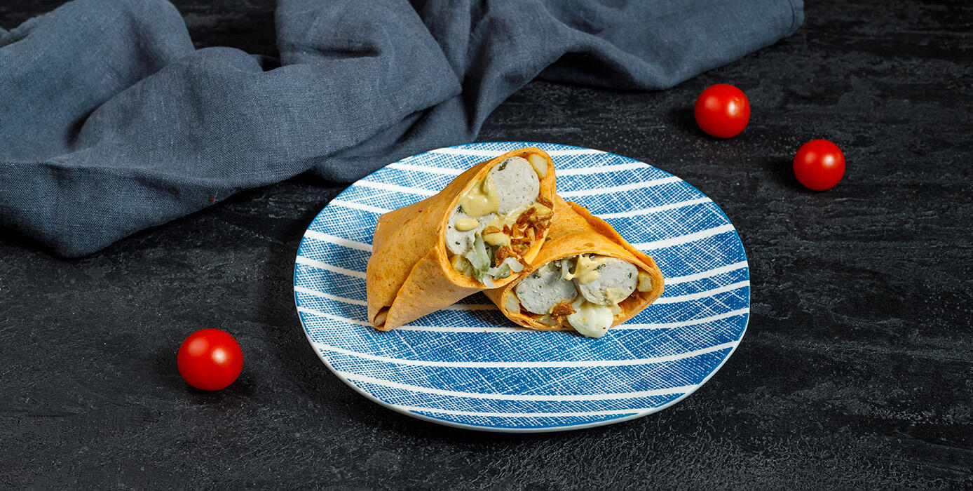 Милти: Хот-дог в томатной тортилье с сыром и маринованными огурчиками