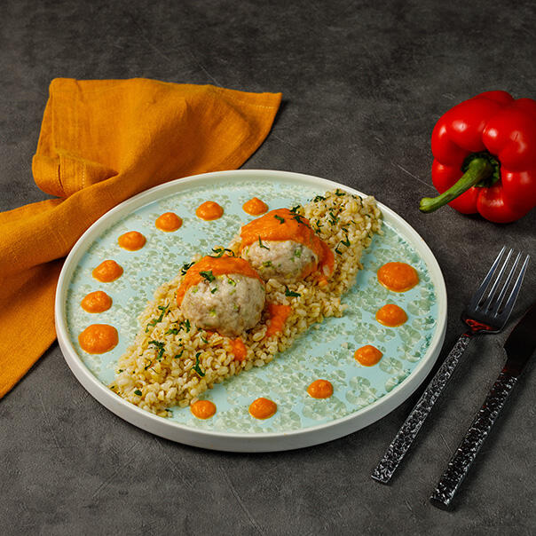 Милти: Куриные котлеты с муссом из моркови и перца с булгуром