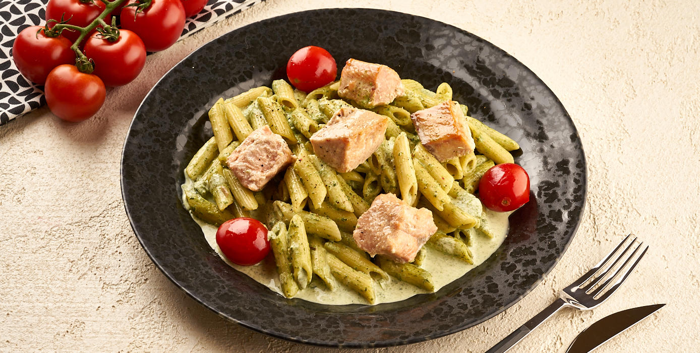 Милти: Паста в сливочном соусе со шпинатом и красной рыбкой
