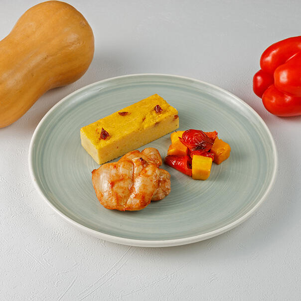 Милти: Филе куриного окорочка с кукурузной полентой, тыквой и болгарским перцем