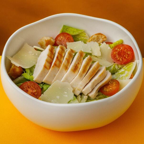 Милти: Цезарь с куриной грудкой на гриле