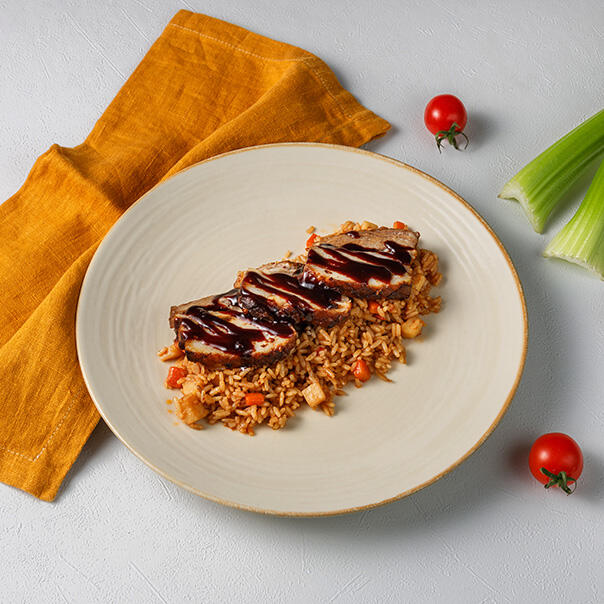 Милти: Свиная грудинка в соусе хойсин с жареным рисом и овощами