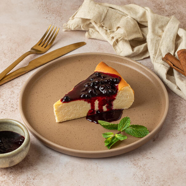 Милти: Баскский чизкейк с черничным соусом