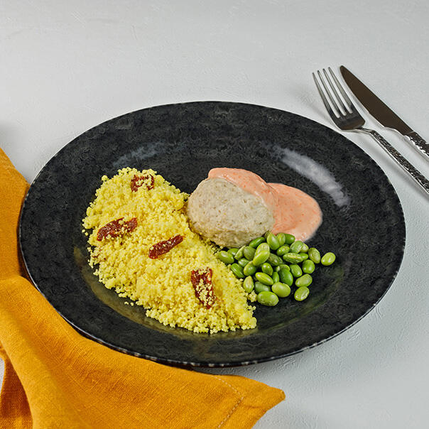 Милти: Котлетки из щуки с икорным соусом, кус-кусом и бобами эдамаме