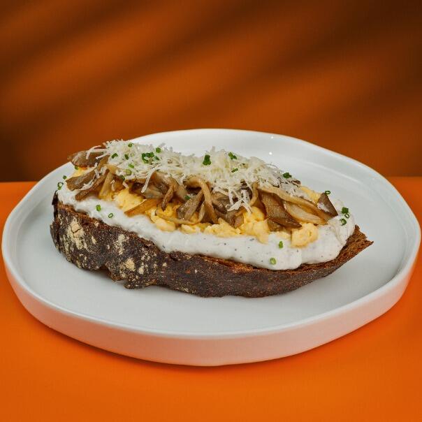 Милти: Сэндвич на тартине с вешенками, скрэмблом и трюфельным соусом