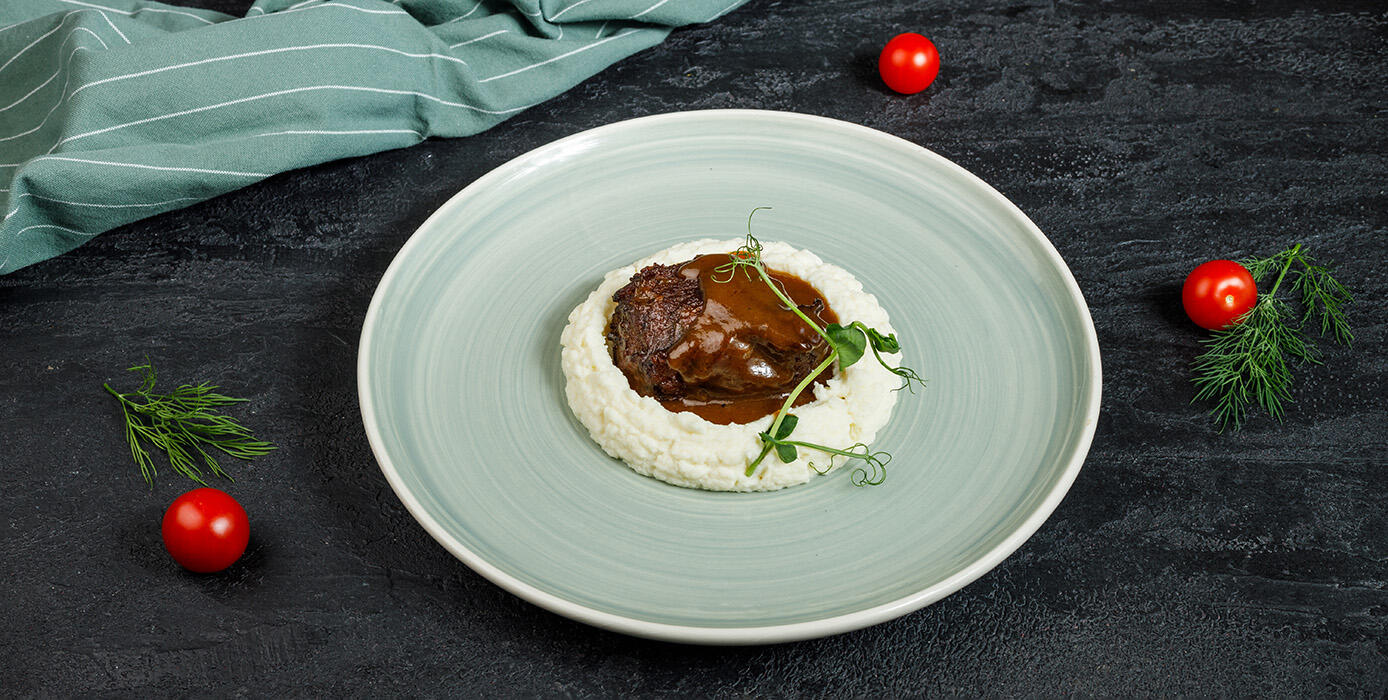 Милти: Карамелизированные говяжьи щечки с пюре из цветной капусты