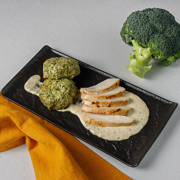 Милти: Куриное филе с биточками из кабачков и брокколи со сливочно-чесночным соусом