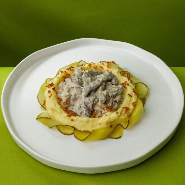 Милти: Бефстроганов с картофельным пюре и маринованными огурчиками