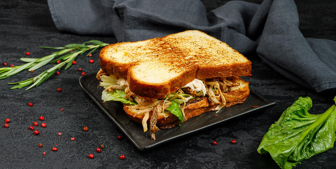 Милти: Булочка бриошь с рваной свининой и горчичной заправкой