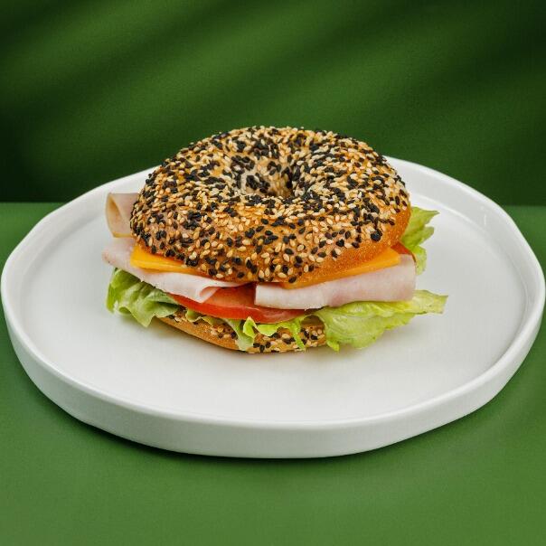 Милти: Бейгл с ветчиной, сыром чеддер и томатами