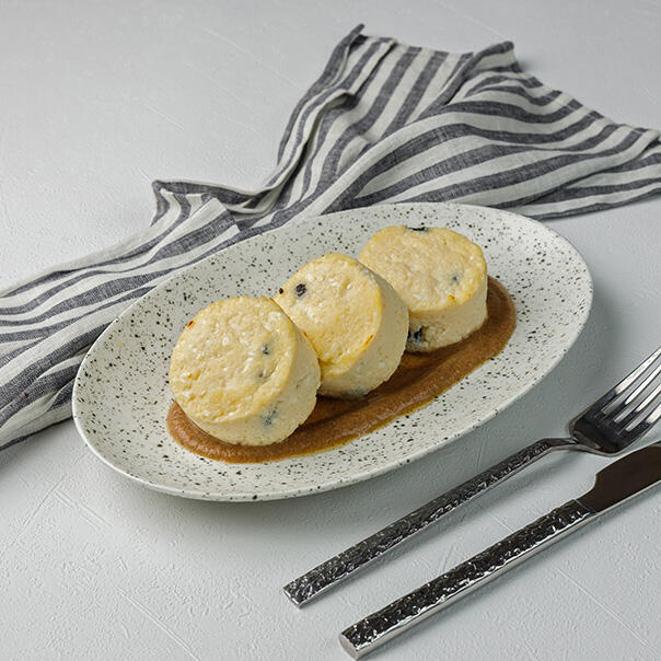 Милти: Сырники с изюмом и финиковым соусом