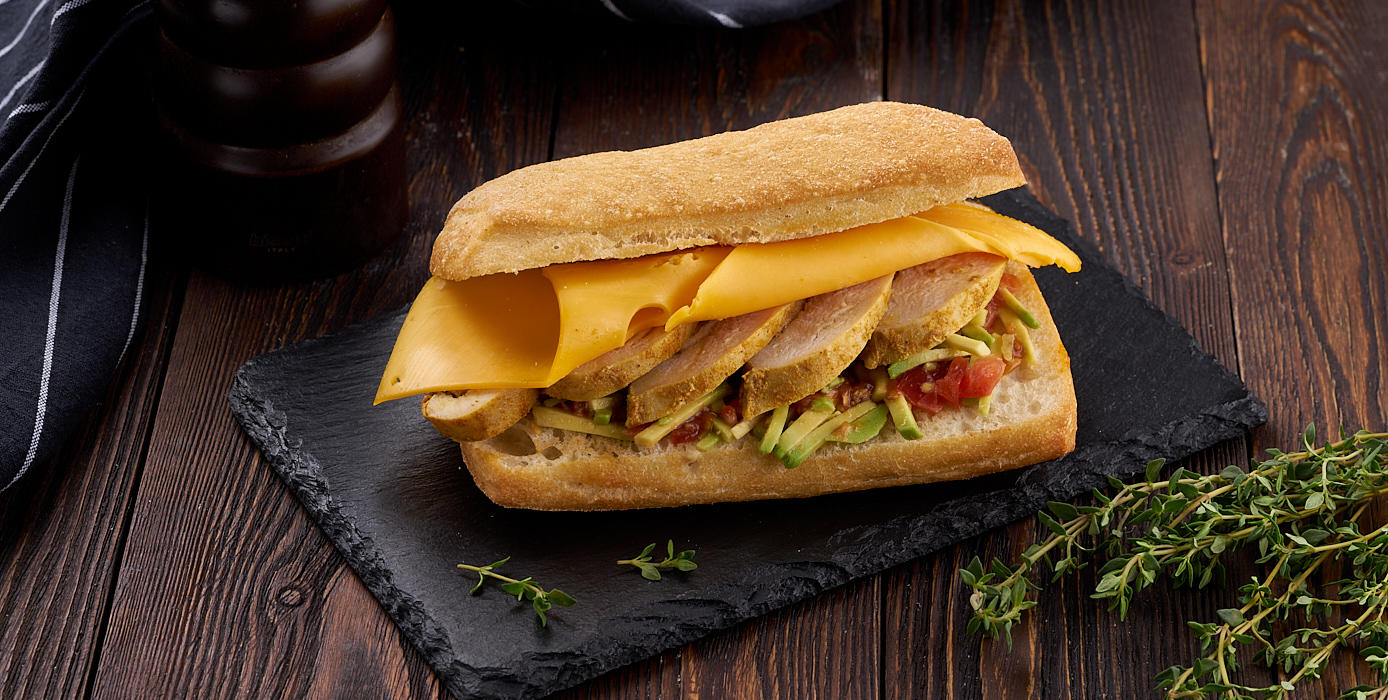 Милти: Сэндвич с курицей и авокадо