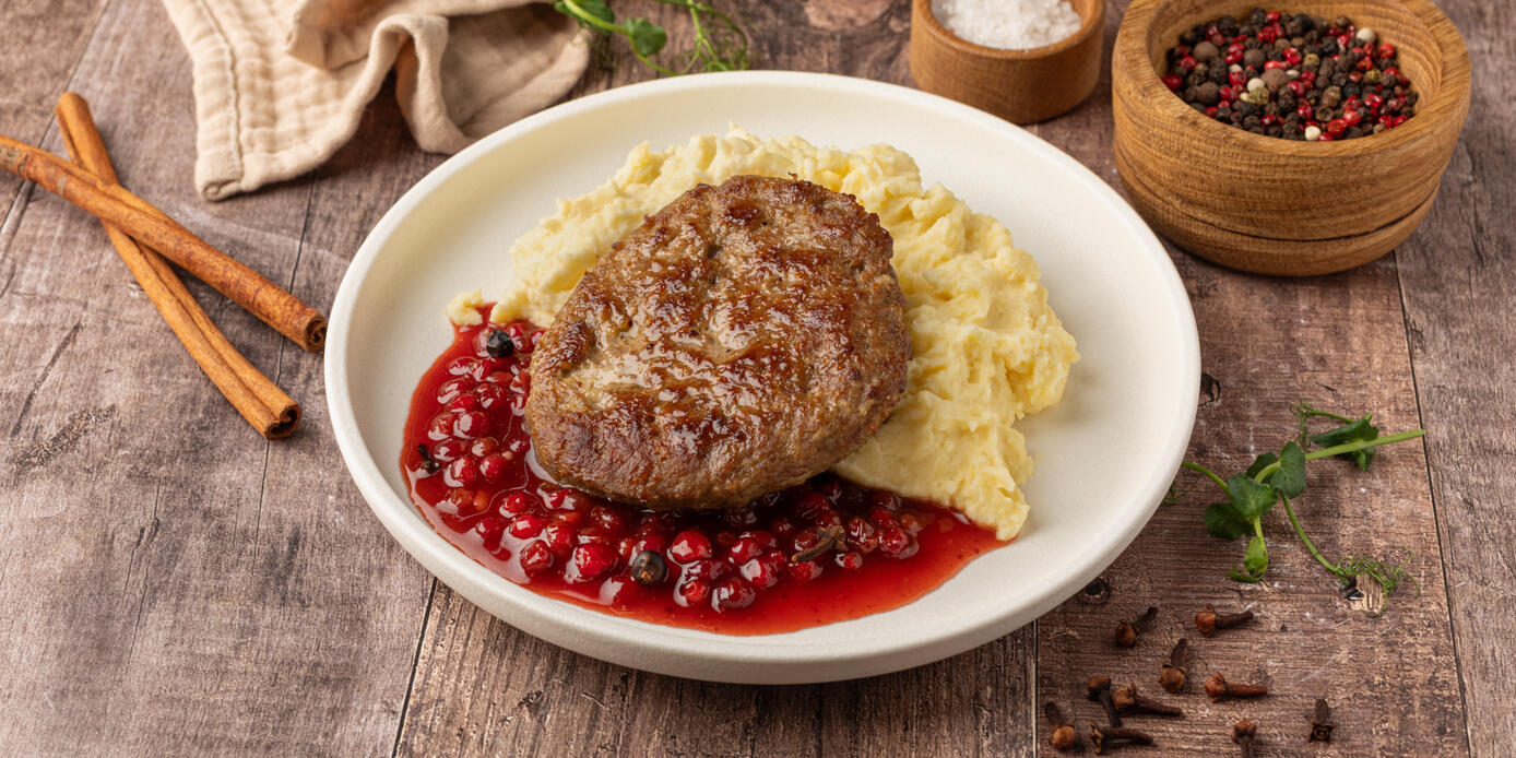 Милти: Котлета из говядины и свинины с картофельным пюре и брусничным мармеладом