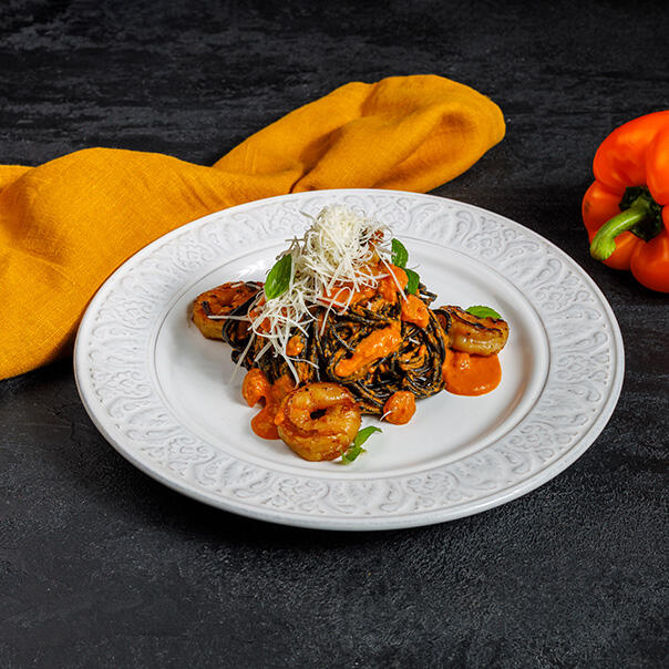 Милти: Черные спагетти с креветками и соусом биск