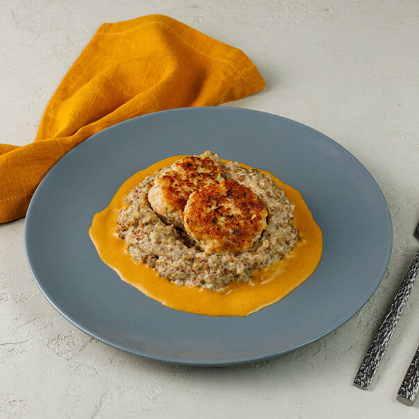 Милти: Биточки из креветок и куриной грудки с гречкой и овощами