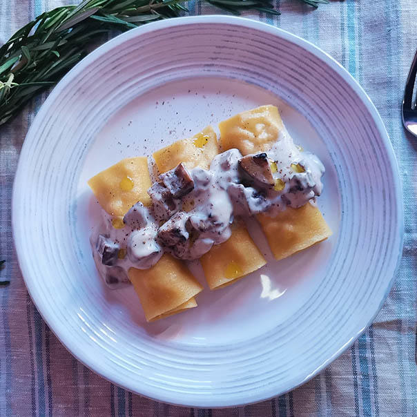 Милти: Каннеллони с курицей и грибным соусом