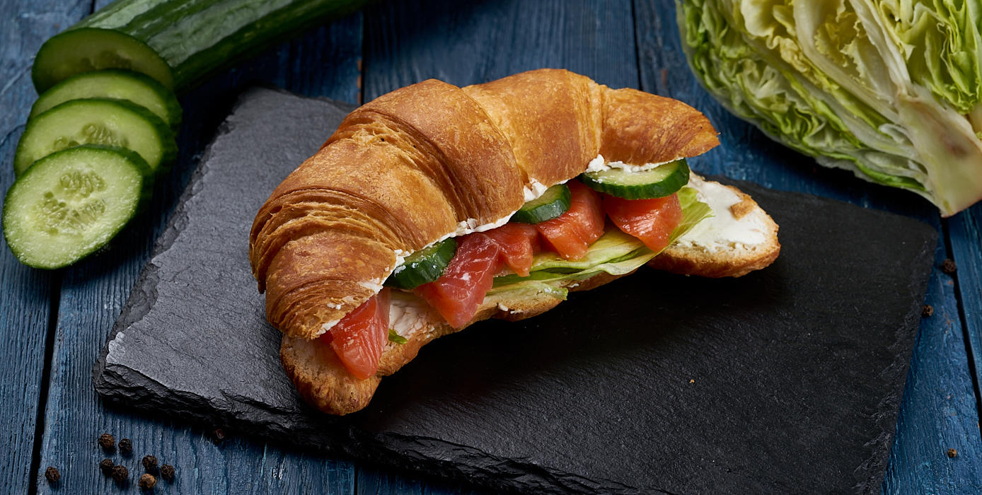 Милти: Круассан с красной рыбкой и сливочным сыром