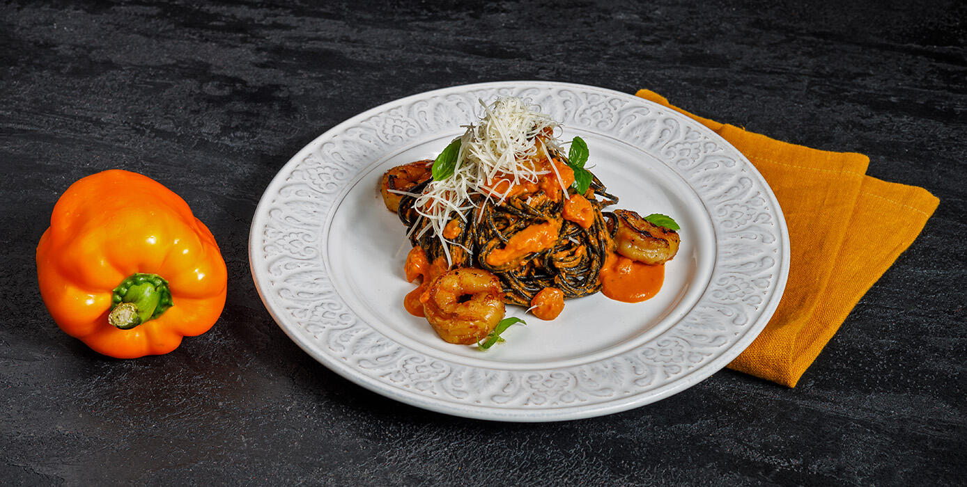 Милти: Черные спагетти с креветками и соусом биск