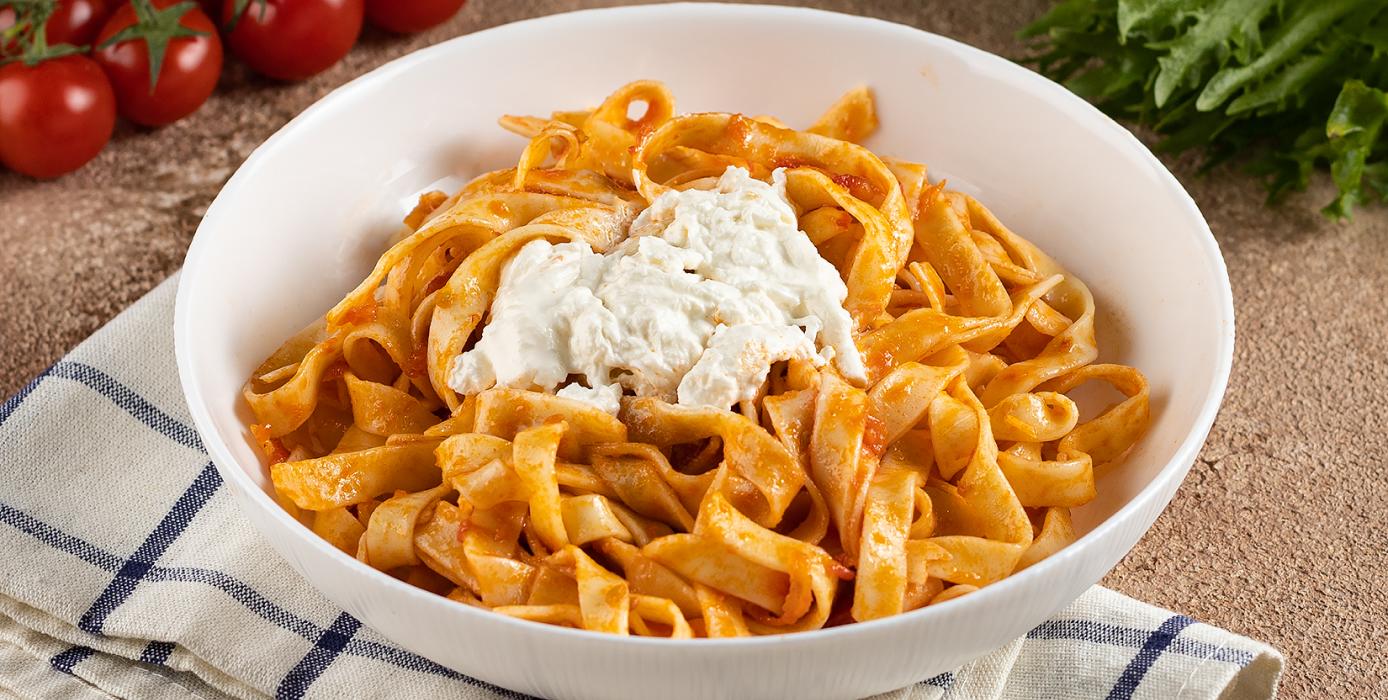 Милти: Феттуччине с томатами и страчателлой