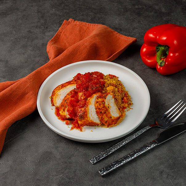 Милти: Ароматная курица кейджин с кус-кусом и овощами