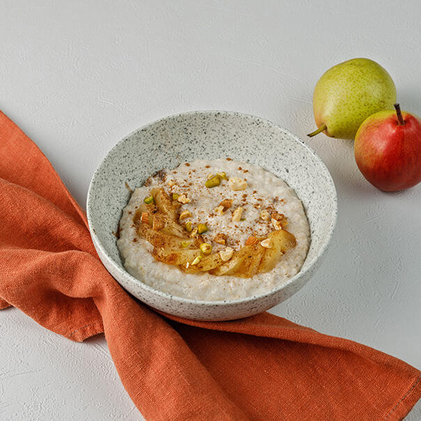 Милти: Овсяная каша на кокосовом молоке с карамелизированной грушей и орешками