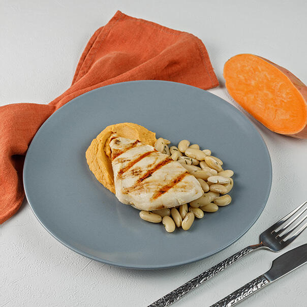 Милти: Филе куриной грудки на гриле с пюре из батата и белой фасолью