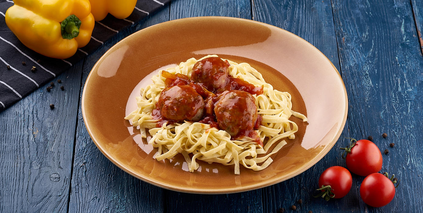 Милти: Фрикадельки с домашней пастой  в томатном соусе