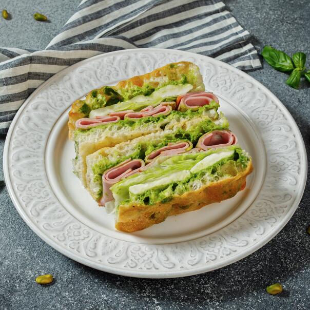 Милти: Фокачча с мортаделлой, соусом песто и моцареллой