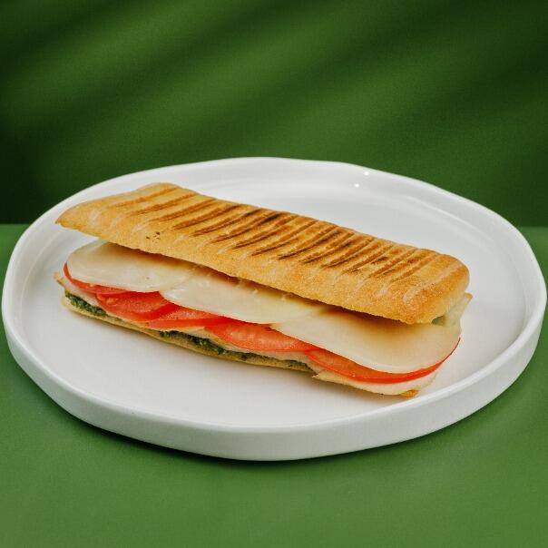 Милти: Хрустящий панини с курицей, моцареллой и соусом из базилика