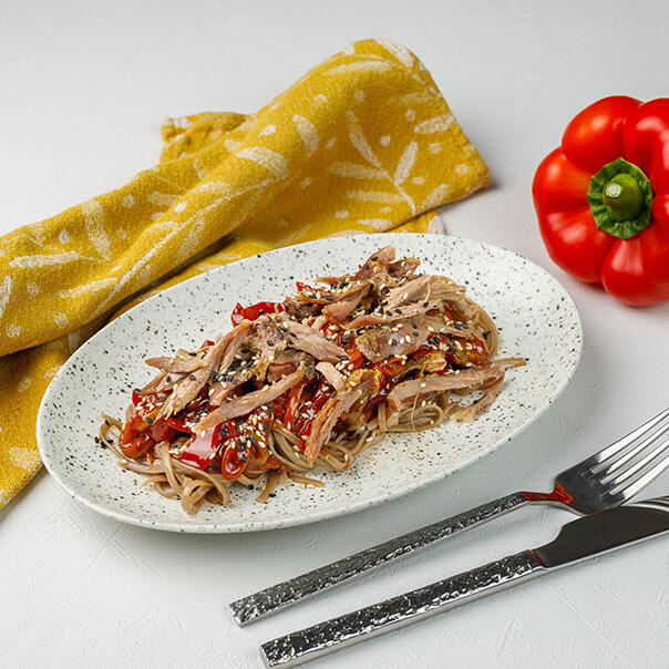 Милти: Филе утиной ножки с гречневой пастой в азиатском стиле