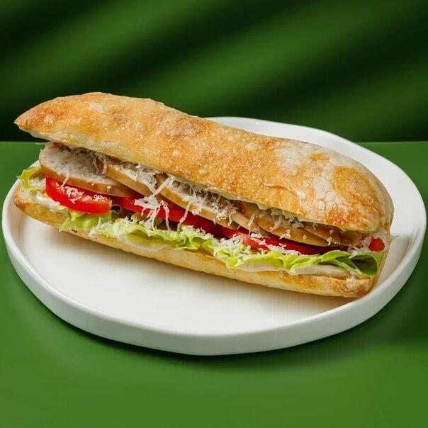 Милти: Классическая чиабатта Цезарь с куриной грудкой и пармезаном