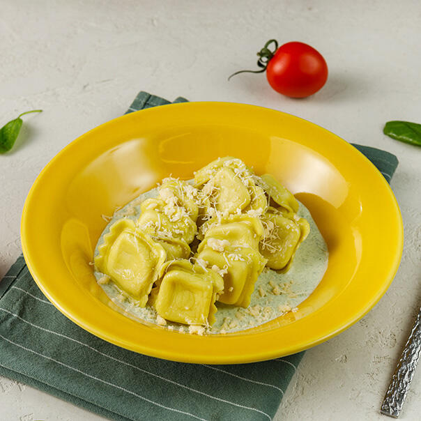 Милти: Равиоли с форелью и рикоттой со сливочно-шпинатным соусом